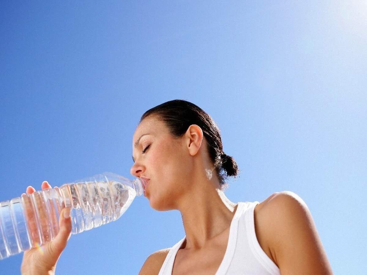 Drinking Water from a Bottle: Health Risks and the Right Way to Do It