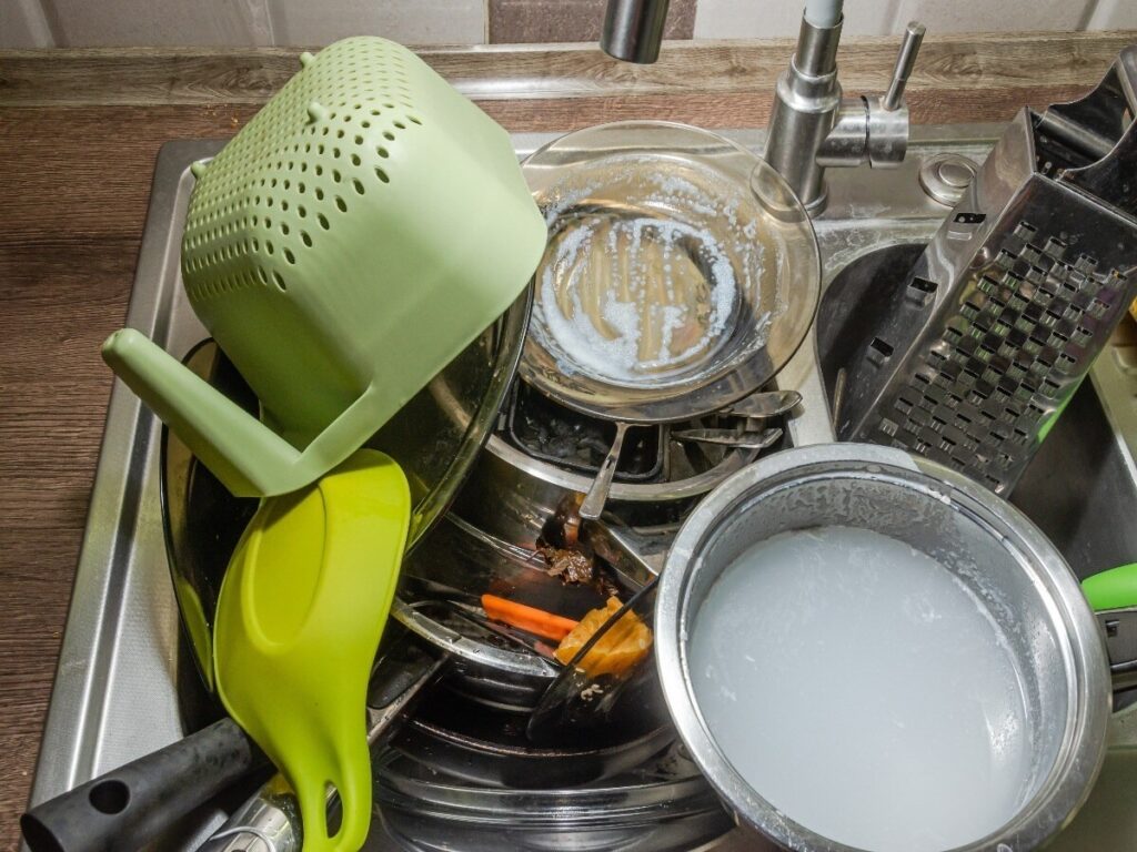 Effortless Tricks to Quickly Clean Piles of Dishes for Festive Fun!