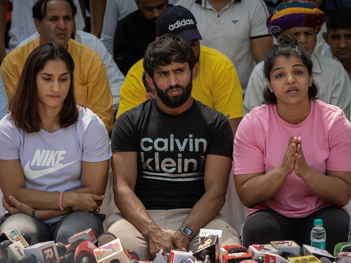 Sakshi Malik Blames Vinesh Phogat and Bajrang Punia for Weakening Protest