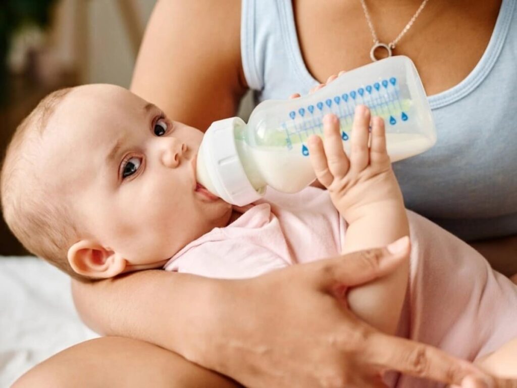 Attention Bottle-Feeding Moms: Watch Out for These Newborn Issues!