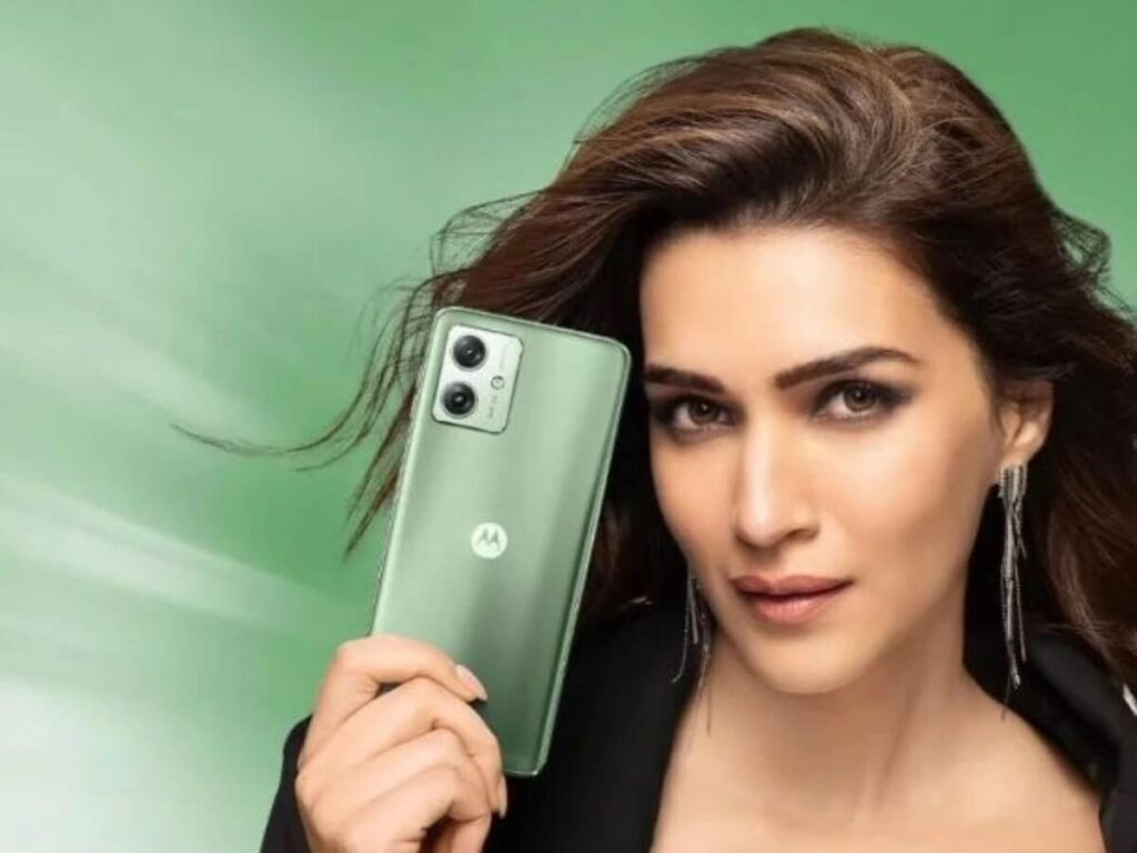 Motorola's impressive 5G phone now up to ₹2500 cheaper, features 6000mAh battery and 50MP camera.