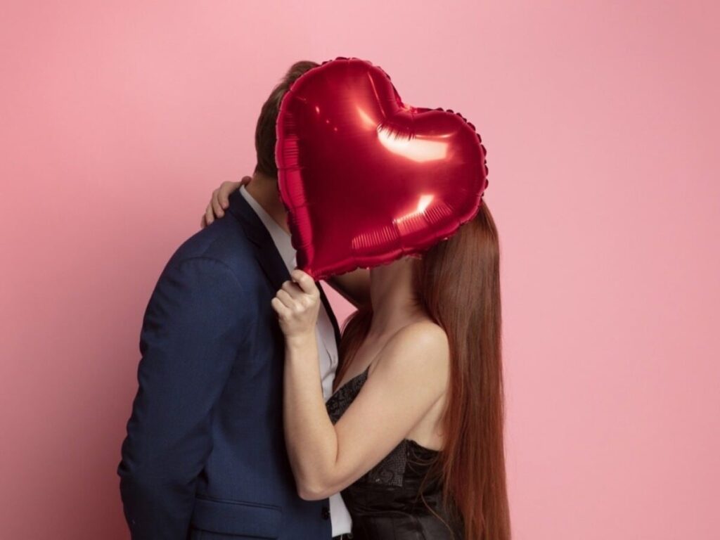 Kiss Day Poetry: Send Your Love a Perfect Tease Before Valentine's!