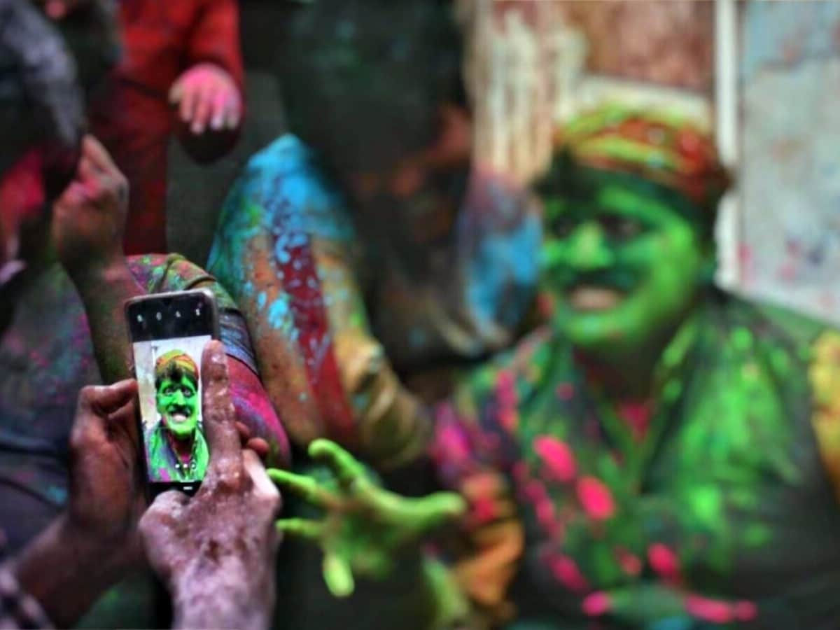 Capture the best Holi photos with your phone by following these simple steps